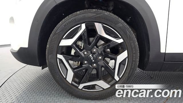 Kia Seltos 2023 — ფოტო 6/30