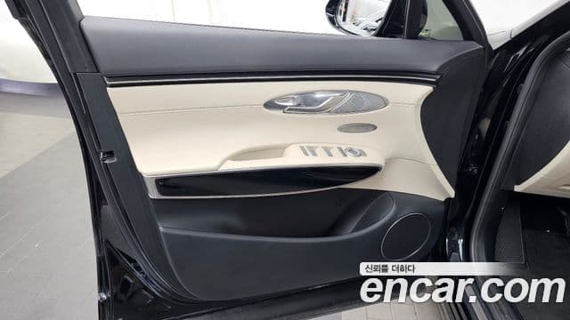 Genesis GV70 2021 — Photo 20/36