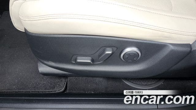 Genesis GV70 2021 — Photo 24/36