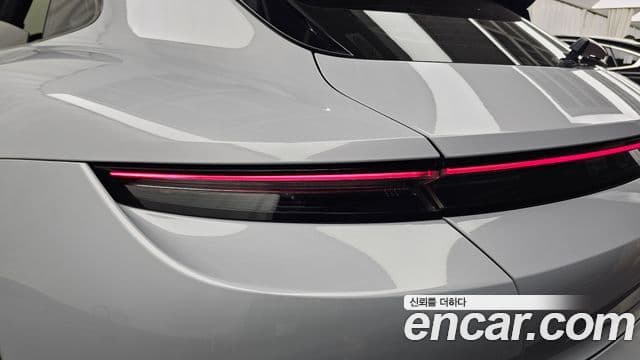 Porsche Taycan 2022 — Photo 8/32