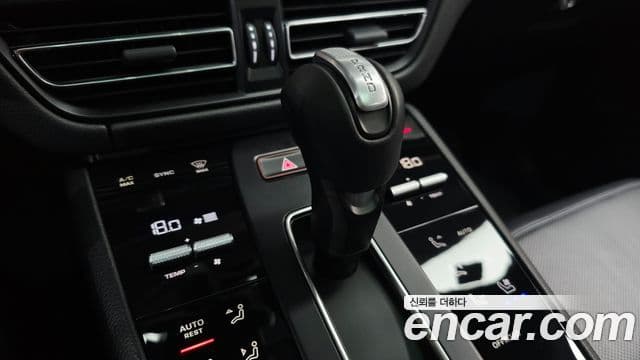 Porsche Macan 2023 — Фото 9/20