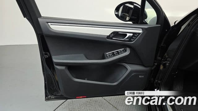 Porsche Macan 2023 — Photo 26/37