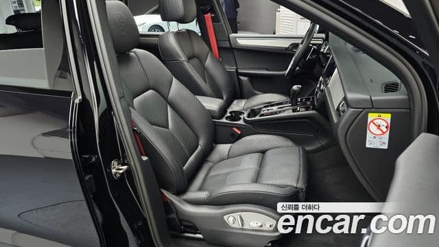 Porsche Macan 2023 — Photo 24/37