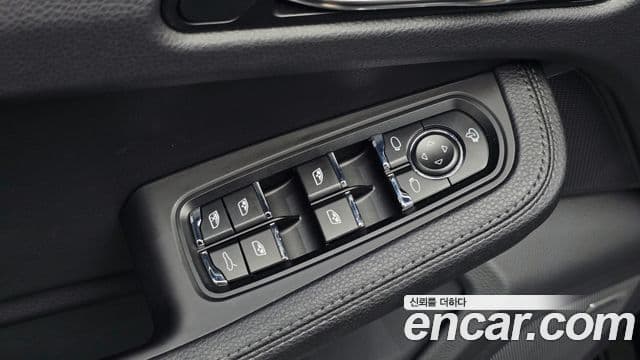 Porsche Macan 2023 — Photo 29/37