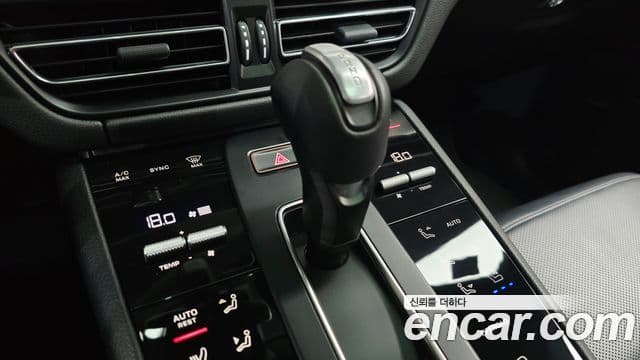 Porsche Macan 2023 — Photo 2/37