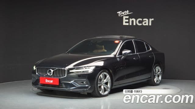 Volvo S60 2022 — Фото 1/20