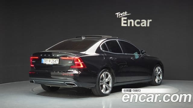 Volvo S60 2022 — Фото 2/20