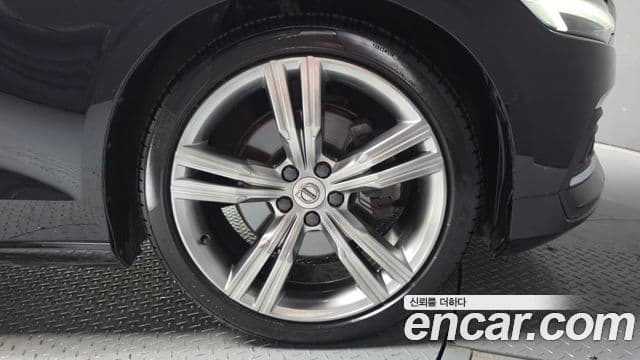 Volvo S60 2022 — Photo 33/33