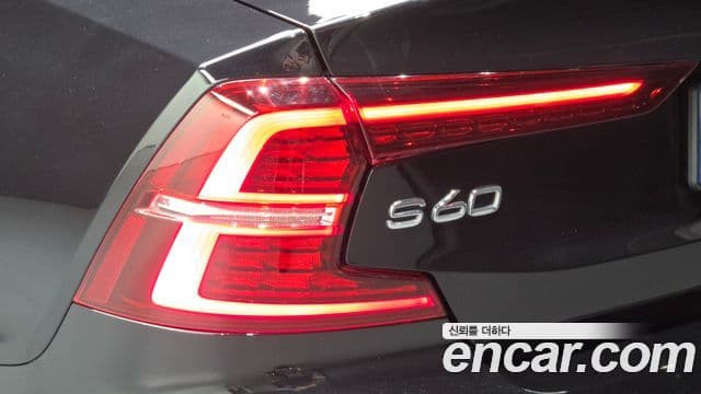 Volvo S60 2022 — Photo 2/33