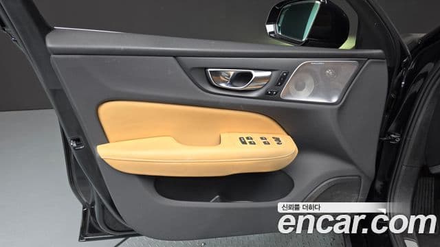 Volvo S60 2022 — Photo 8/33