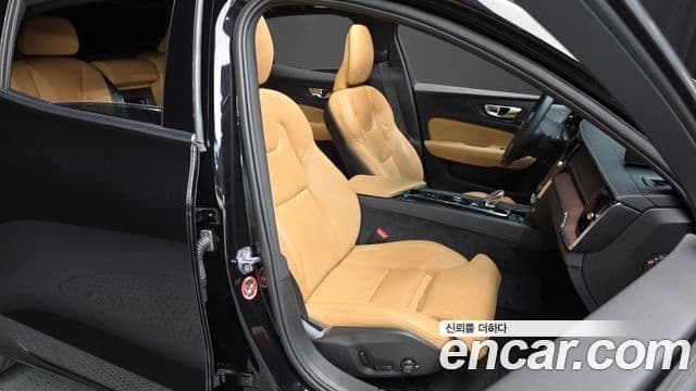 Volvo S60 2022 — Photo 18/33