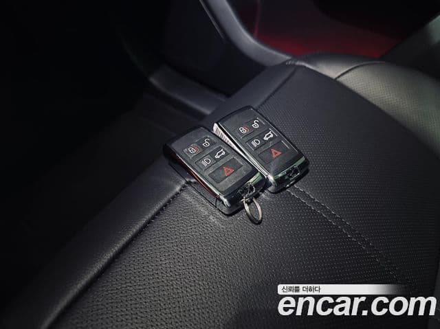 Land Rover Range Rover Velar 2025 — Фото 12/20