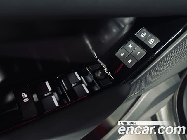 Land Rover Range Rover Velar 2025 — Фото 18/20