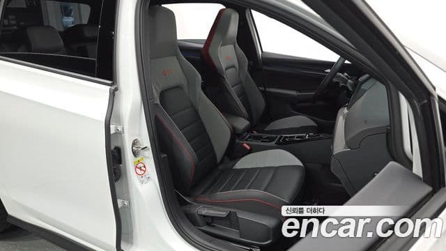 Volkswagen Golf 2024 — Photo 32/41