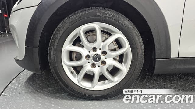 Mini Cooper 2021 — ფოტო 28/32