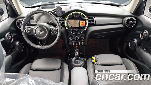 Mini Cooper 2021 — ფოტო 29/32