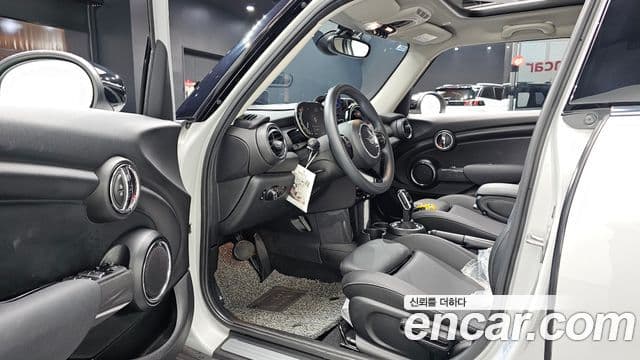 Mini Cooper 2021 — ფოტო 31/32