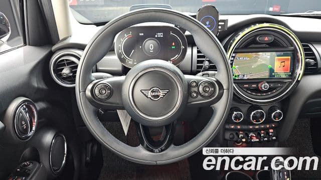 Mini Cooper 2021 — ფოტო 23/32