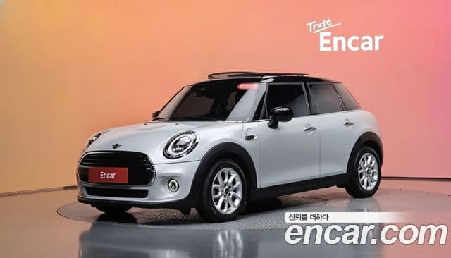 Mini Cooper 2021 — ფოტო 26/32