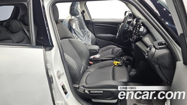 Mini Cooper 2021 — ფოტო 24/32