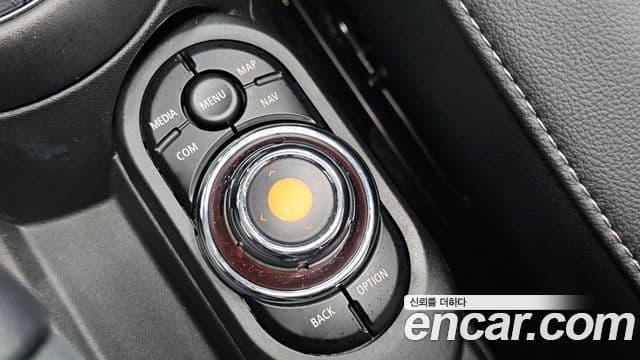 Mini Cooper 2021 — ფოტო 16/32