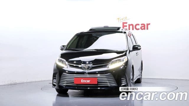 Toyota Sienna 2018 — Фото 3/20