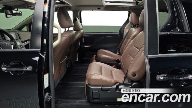 Toyota Sienna 2018 — Фото 12/20