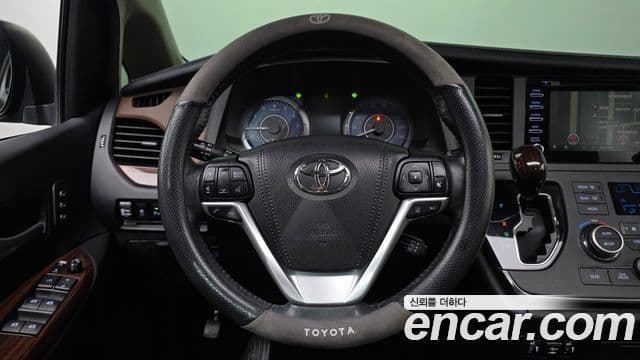 Toyota Sienna 2018 — Фото 13/20
