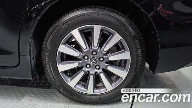 Toyota Sienna 2018 — Şəkil 23/32