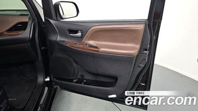 Toyota Sienna 2018 — Şəkil 30/32