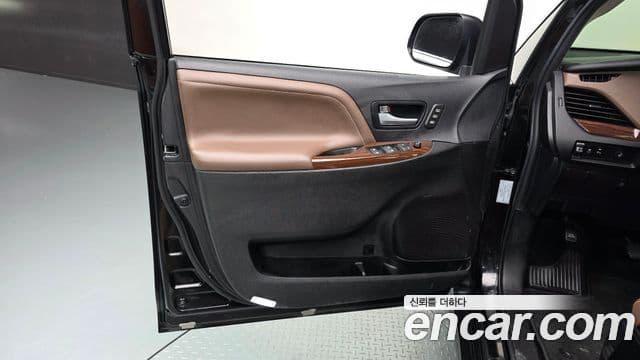 Toyota Sienna 2018 — Şəkil 7/32
