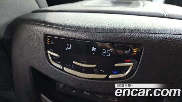 Cadillac Escalade 2018 — Фото 19/20