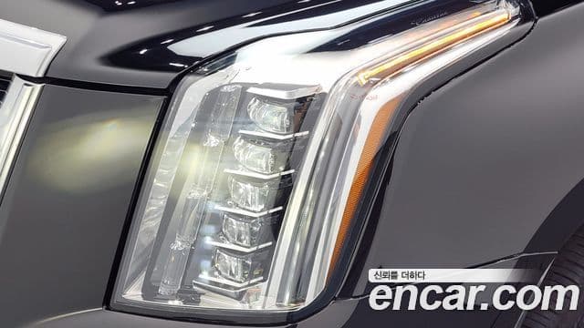 Cadillac Escalade 2018 — ფოტო 8/34