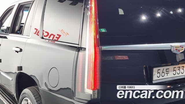 Cadillac Escalade 2018 — ფოტო 32/34