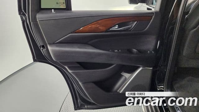 Cadillac Escalade 2018 — ფოტო 7/34