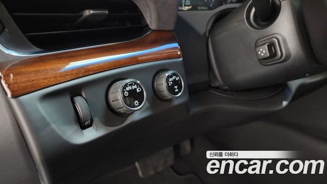 Cadillac Escalade 2018 — ფოტო 22/34