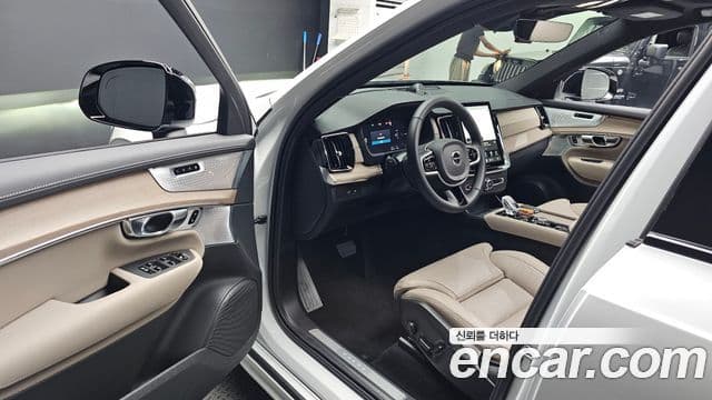 Volvo XC90 2025 — Фото 10/20