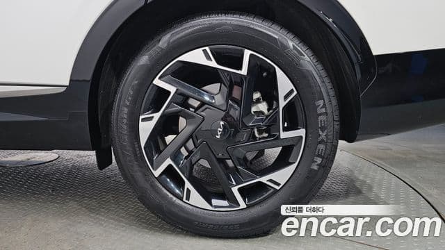 Kia Sportage 2023 — ფოტო 28/35
