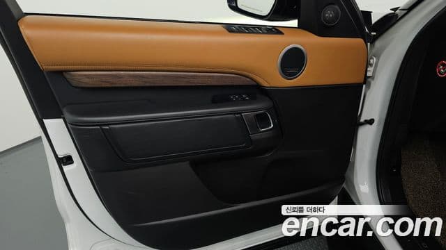 Land Rover Discovery 5 2018 — Şəkil 14/36