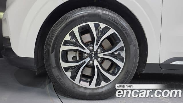 Kia Carnival 2023 — Фото 4/20
