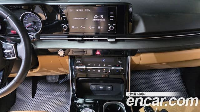 Kia Carnival 2023 — Фото 16/20