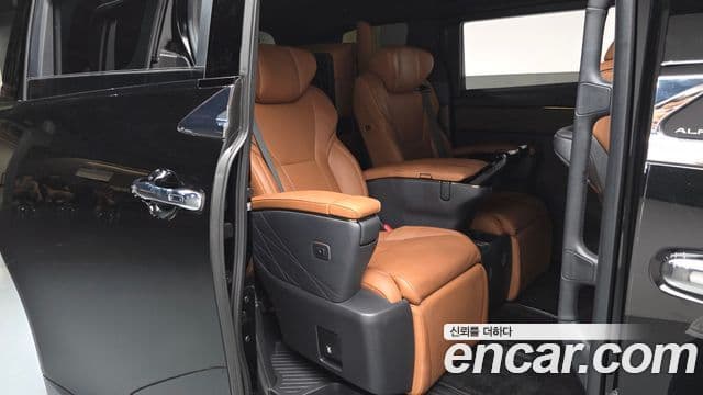 Toyota Alphard 2025 — Photo 39/44