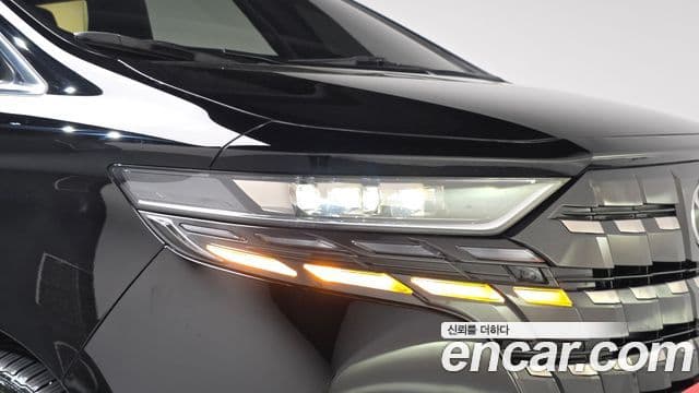 Toyota Alphard 2025 — Photo 35/44