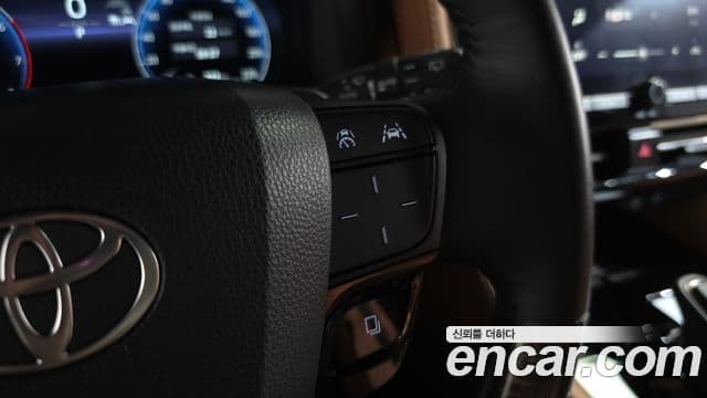 Toyota Alphard 2025 — Photo 36/44