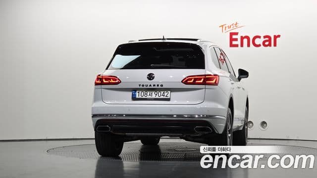 Volkswagen Touareg 2023 — ფოტო 19/29