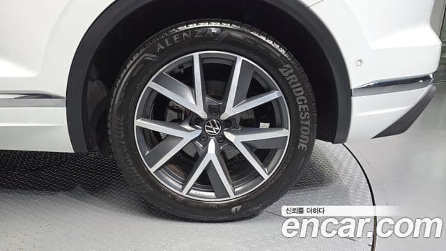 Volkswagen Touareg 2023 — ფოტო 28/29