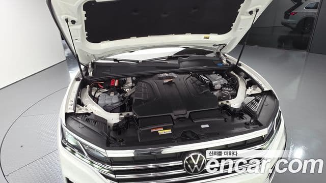 Volkswagen Touareg 2023 — ფოტო 25/29