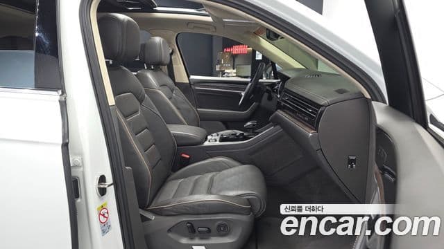 Volkswagen Touareg 2023 — ფოტო 16/29