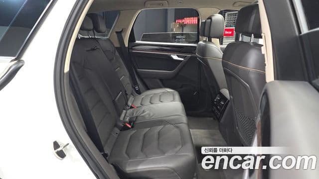 Volkswagen Touareg 2023 — ფოტო 2/29