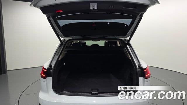 Volkswagen Touareg 2023 — ფოტო 8/29